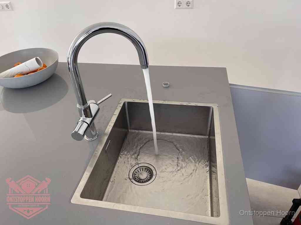 Een vrij doorstromende rvs spoelbak waar het water moeiteloos wegloopt, het resultaat van slim onderhoud dat geld bespaart in Hoorn