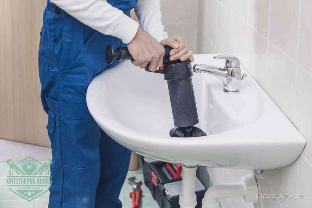 Een te ruwe doe-het-zelf poging met een hand-pomp op de afvoer van een badkamer-wastafel, een van de veelgemaakte fouten bij afvoer ontstoppen in Hoorn