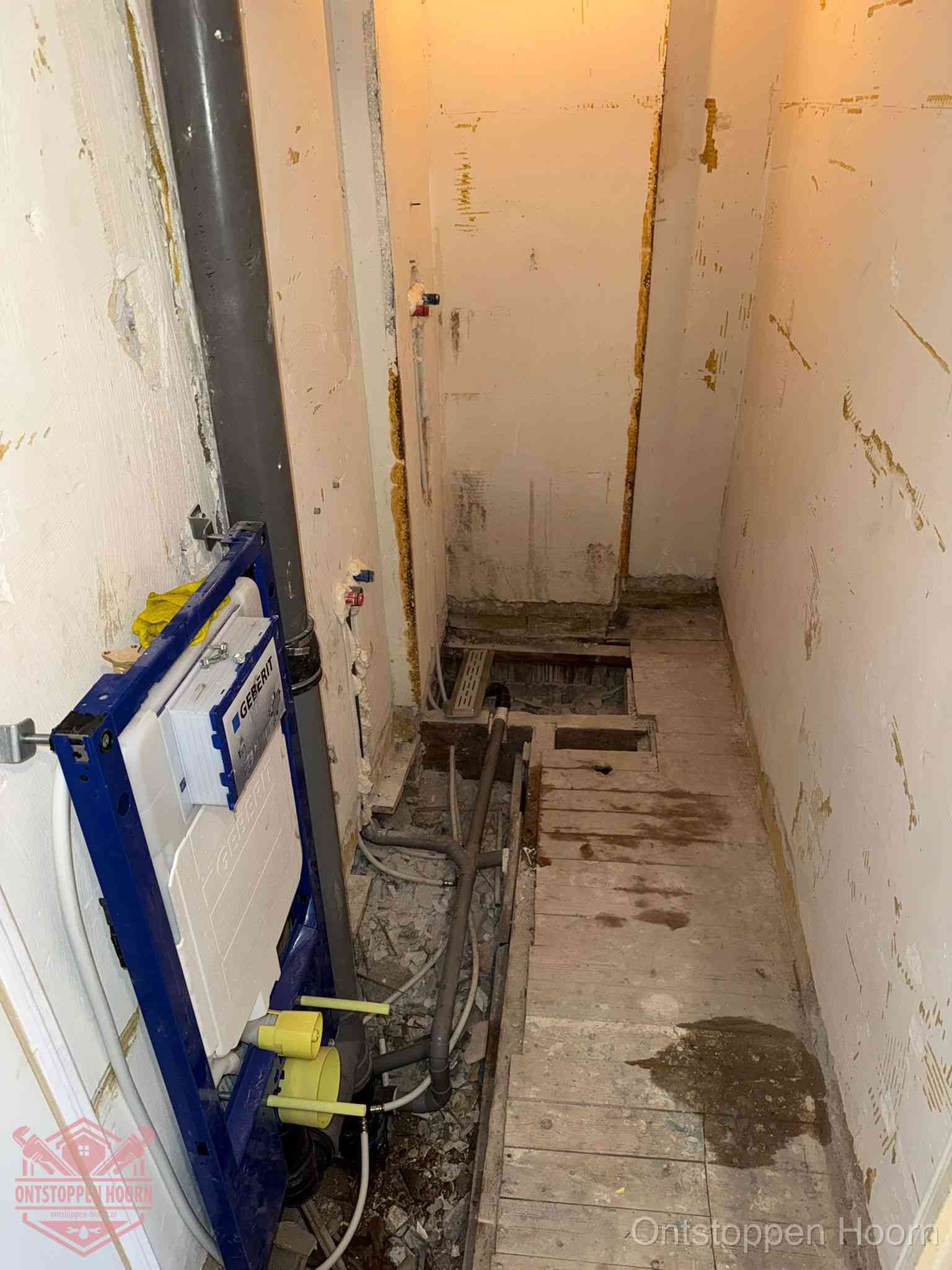 Een opgebroken toiletruimte tijdens renovatie met een Geberit inbouwreservoir en blootliggende oude afvoerleidingen, typisch voor oudere woningen in Hoorn